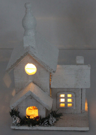 detail Svítící vánoční domek ze dřeva GD DESIGN