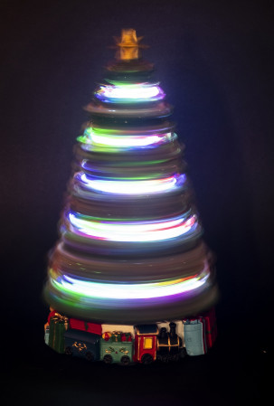 detail Otočný vánoční strom s hudební skříňkou a led dekorací GD DESIGN