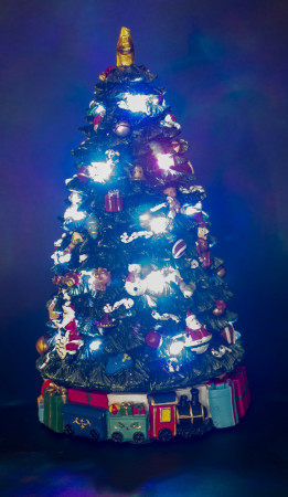 detail Otočný vánoční strom s hudební skříňkou a led dekorací GD DESIGN