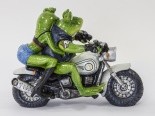 detail Figurka žáby na motorce GD DESIGN
