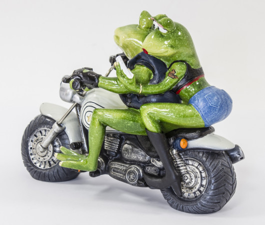detail Figurka žáby na motorce GD DESIGN