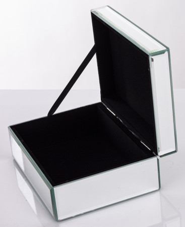 detail Elegantní bílá krabička na šperky GD DESIGN