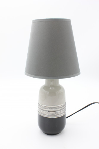Stříbrno-šedá stolní lampa