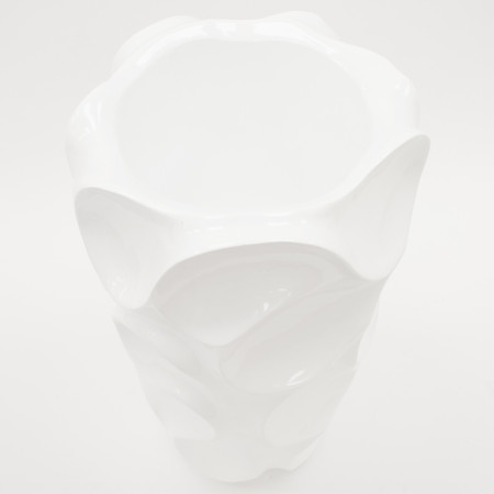 detail Bílá dekorační váza GD DESIGN