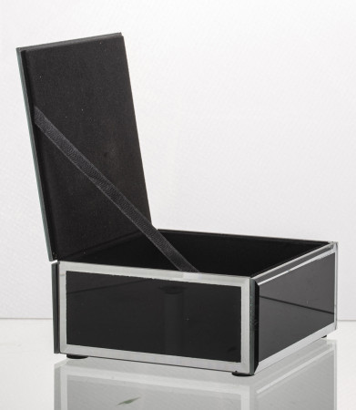 detail Malá černá krabička s peříčkem GD DESIGN