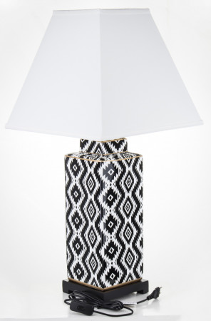 detail Hranatá stolní lampa s černobílým vzorem GD DESIGN