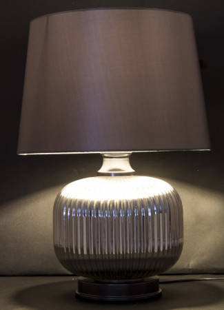 detail Stolní lampa se stříbrným podstavcem GD DESIGN