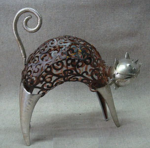 detail Figurka hrbící se kovová kočka GD DESIGN