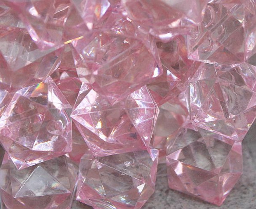 Růžové dekorační krystaly